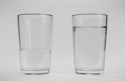 Becher mit Wasser