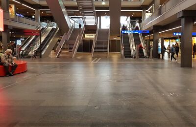 Leere Bahnhofshalle