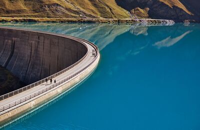 Reservoir mit vielem blauen Wasser im Berggebiet